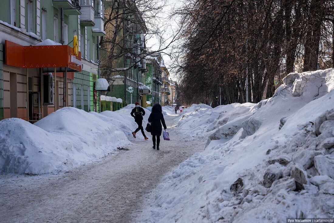 Городам улицам дворам. Бандиты на улице. Питерские дворы автомобили. Городам улицам дворам. Дворы россии.
