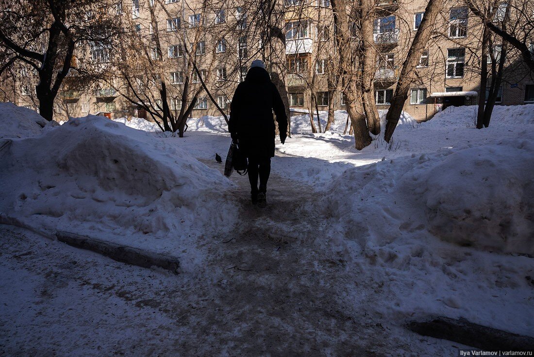Пробираться по сугробам. Сугробы в городе. Фото Варламова в сугробе в Новосибирске. Снегопад в Новосибирске фото. Люди пробираются по сугробам в парке.