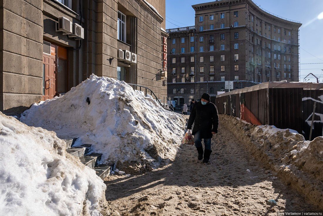 Сугробы в Новосибирске 2021. Сугробы в городе. Много снега в городе.