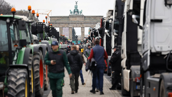 В СВЯЗИ С УГЛУБЛЯЮЩИМСЯ ЭКОНОМИЧЕСКИМ КРИЗИСОМ В ГЕРМАНИИ КТО-НИБУДЬ ПОСТОЯННО БАСТУЕТ... ФОТО: IMAGO/M. POPOW/GLOBAL LOOK PRESS