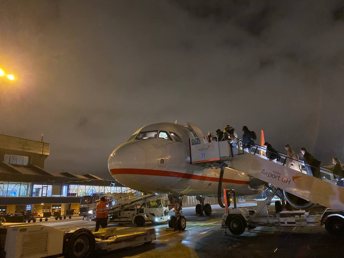 Улыбайка самолет. Самолет во дворе. Авиационная улица 20 санкт-петербург. Авиация улица. Самолет двор омск.