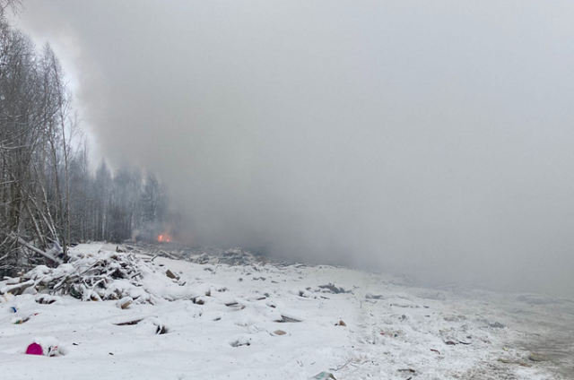 Десять дней горит незаконная свалка химических отходов в урочище Симоногонт, у 100-го километра КАД. Очаг возгорания был обнаружен 27 декабря.-2