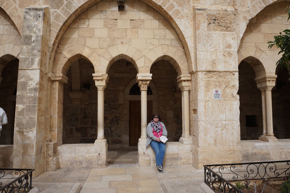 Храм Рождества Христова. Внутренний двор