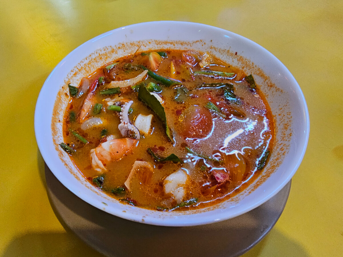 острый куриный суп с морковкой. суп карри с курицей тайский. чикен суп. куриный суп с домашней лапшой. острый куриный суп.