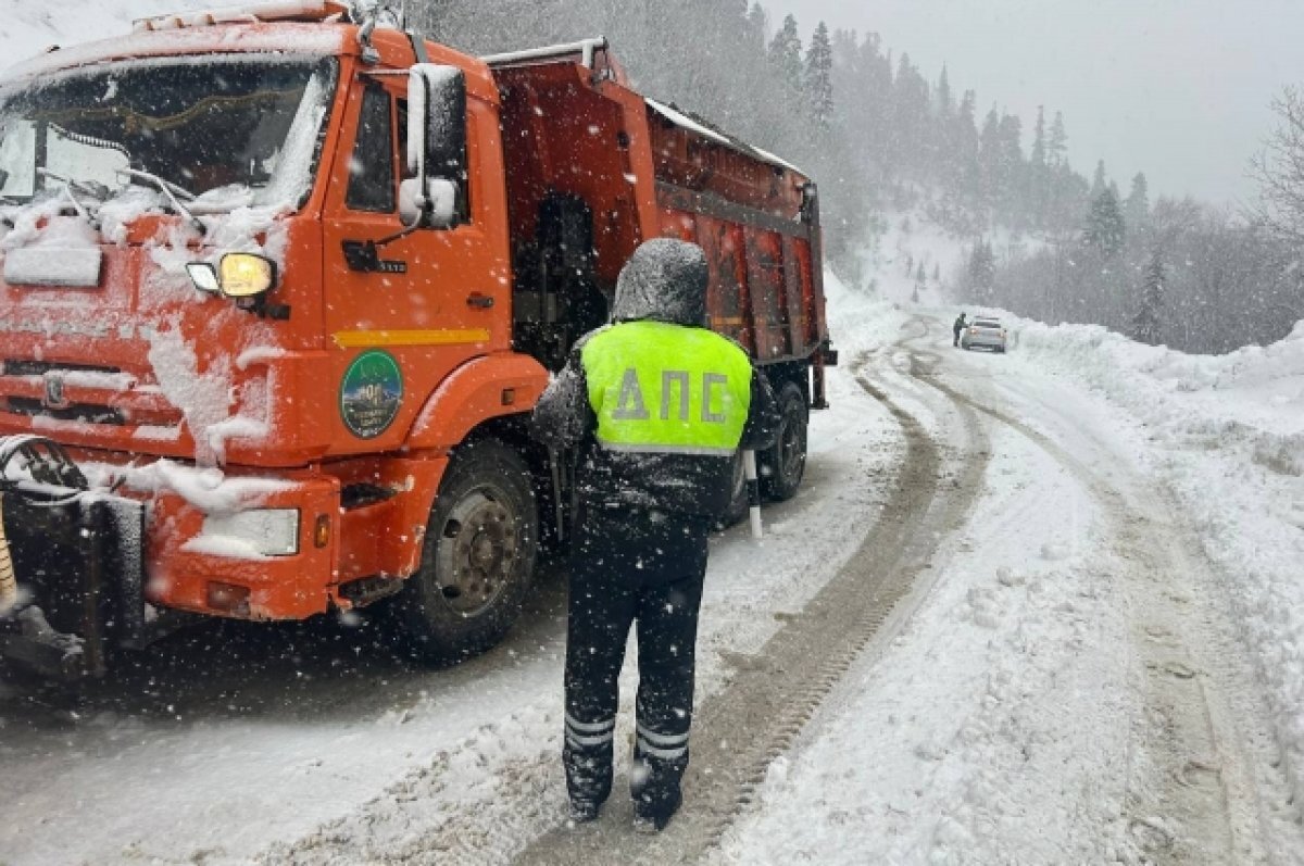    Сотрудники ДПС помогают водителям на заснеженной трассе в Адыгее