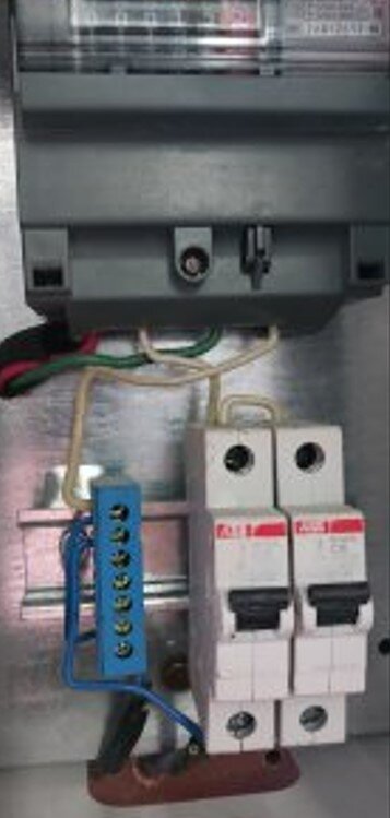 Вот так выглядел мой электрощит в гараже до его переделки