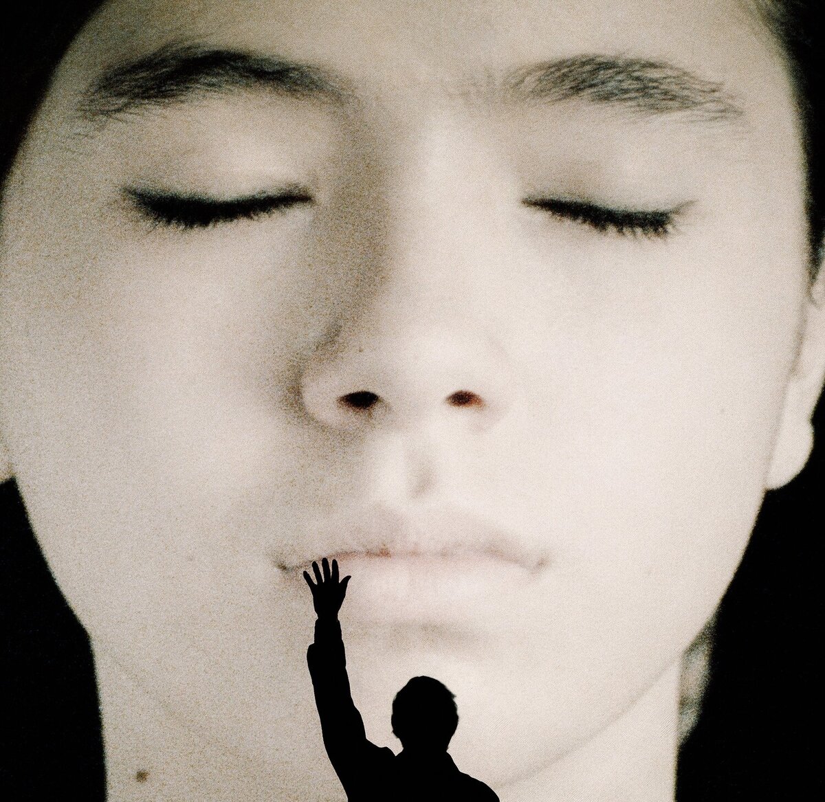 Постер к фильму "Закройте глаза". 