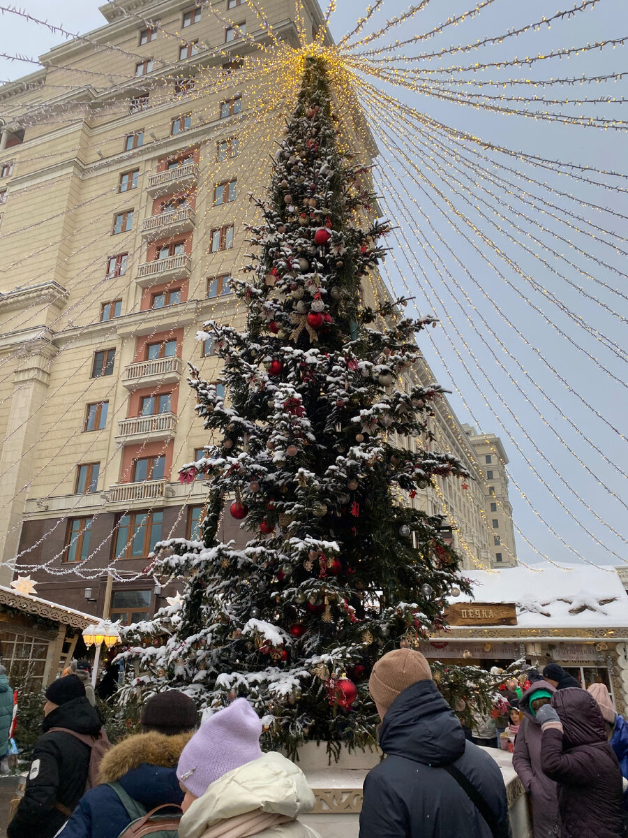 На заднем плане гостиница Москва. Я там работала когда-то