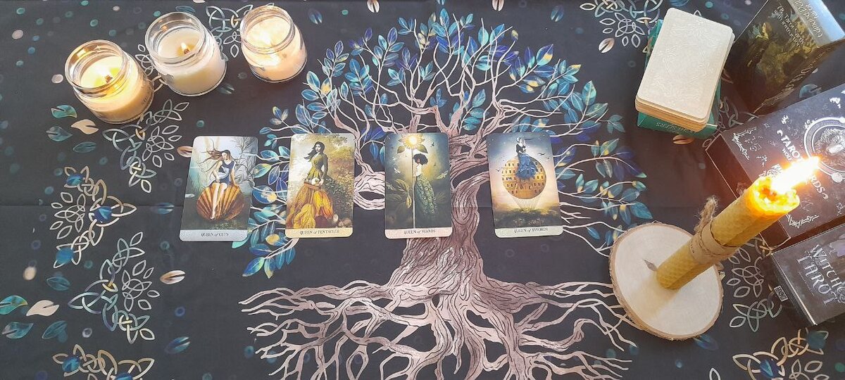 Выбираем свою карту (с лева на право: Королева Кубков -1 и т.д.)