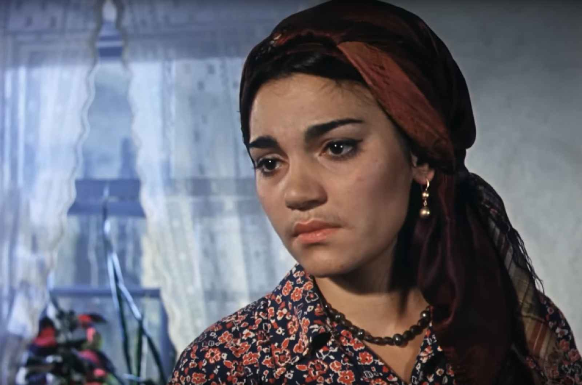 Кадр из фильма "Кавказская пленница, или Новые приключения Шурика". Донара Мкртчян в роли "родной тёти Нины"