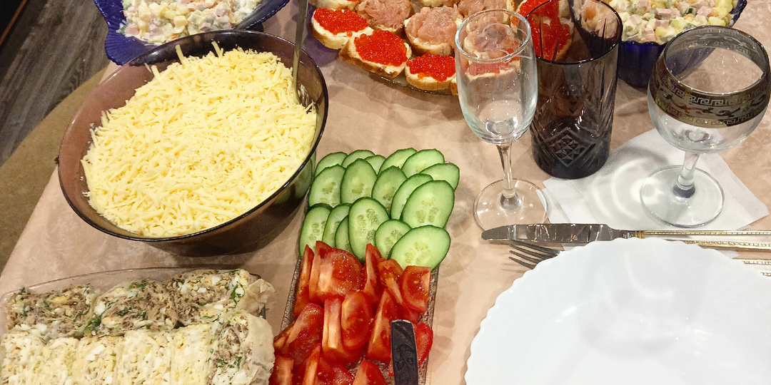 Наш новогодний стол и один новый салат