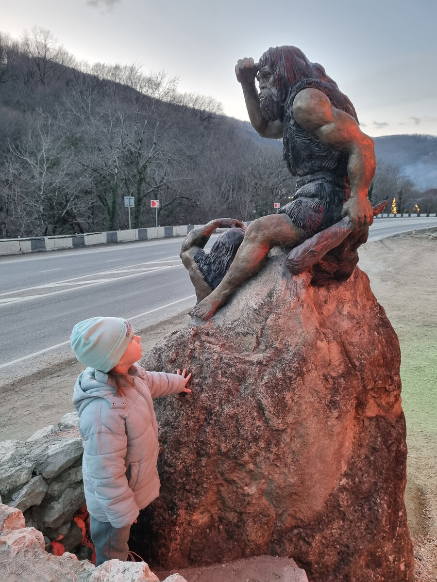 Вот такая инсталляция перед входом в музей