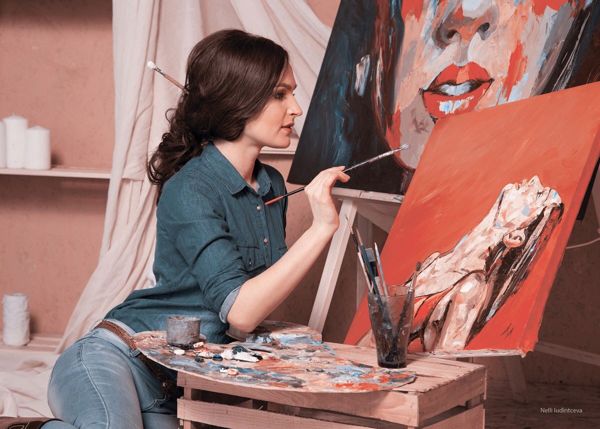 Фото девушка рисует