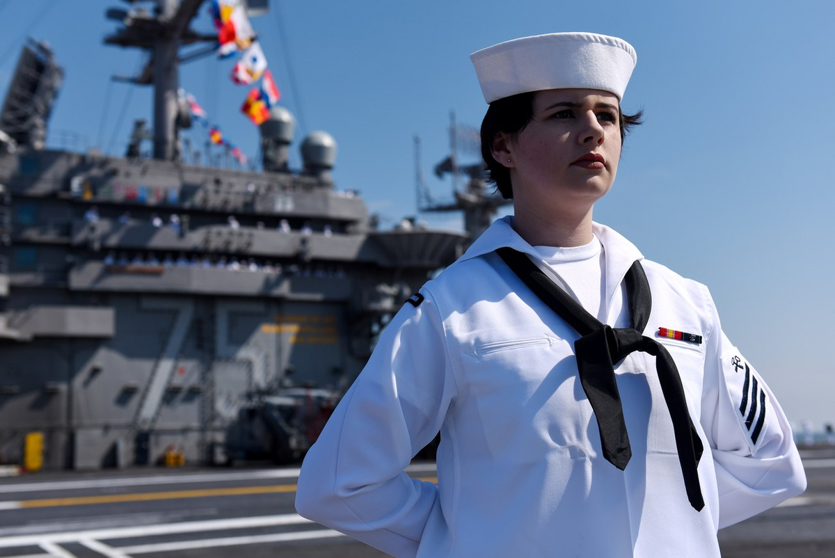 Женщина юнга. Матросы ВМС США. США форма флота ВМС. Форма ВМФ США Матросов. Военная форма моряков.