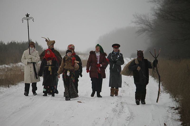 Колядовщики в экопоселениии «Кореньские родники». Белгородская область, Россия, декабрь 2013 г. Фото: Wikimedia Commons