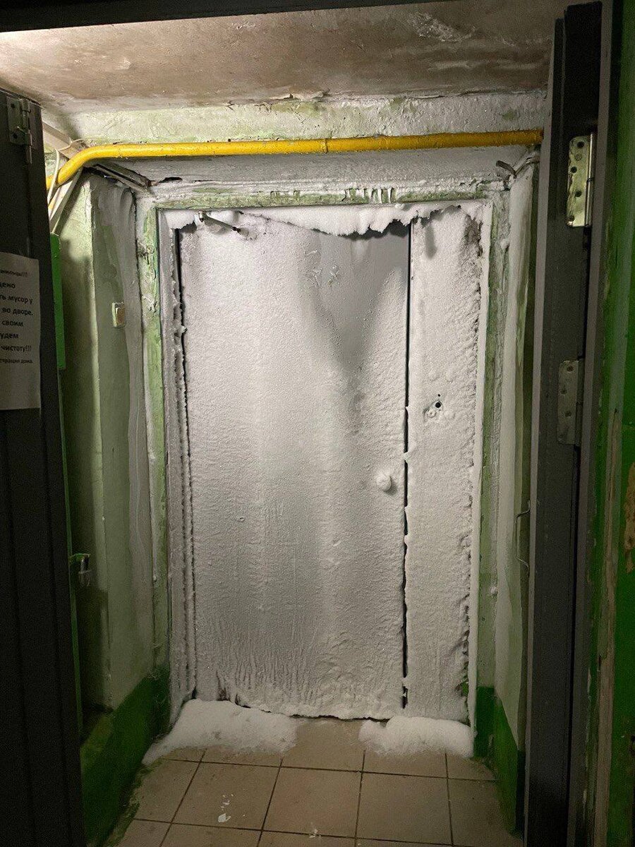 Кодовый магнитный подъездной замок. Магнитная дверь в подъезд. Подъездные двери с магнитным замком. Магнитная дверь в подъезд. Пластина под электромагнитный замок на двери.