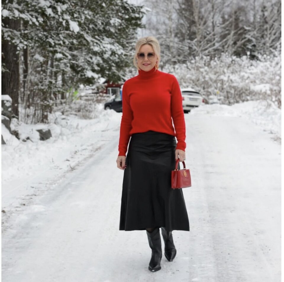 Вязаный свитер под горло. Свитер стритстайл. Одеть свитер. Одетый свитер. Свитер оверсайз стрит стайл.