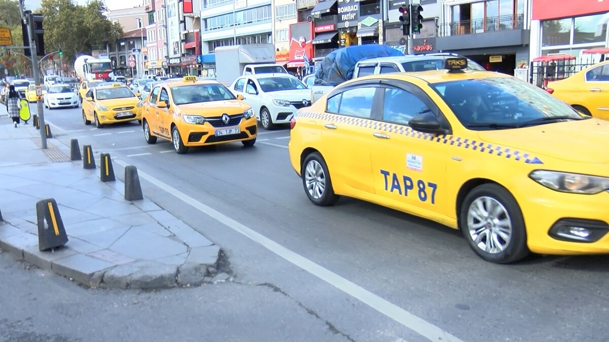 Taxi istanbul. Такси в Стамбуле. Такси в Стамбуле приложение. Такси в Турции. Стамбульские таксисты.