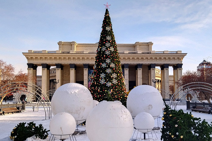 В Новосибирске традиционно главной считается ёлка на центральной площади города напротив театра оперы и балета. Фото: Михаил Периков