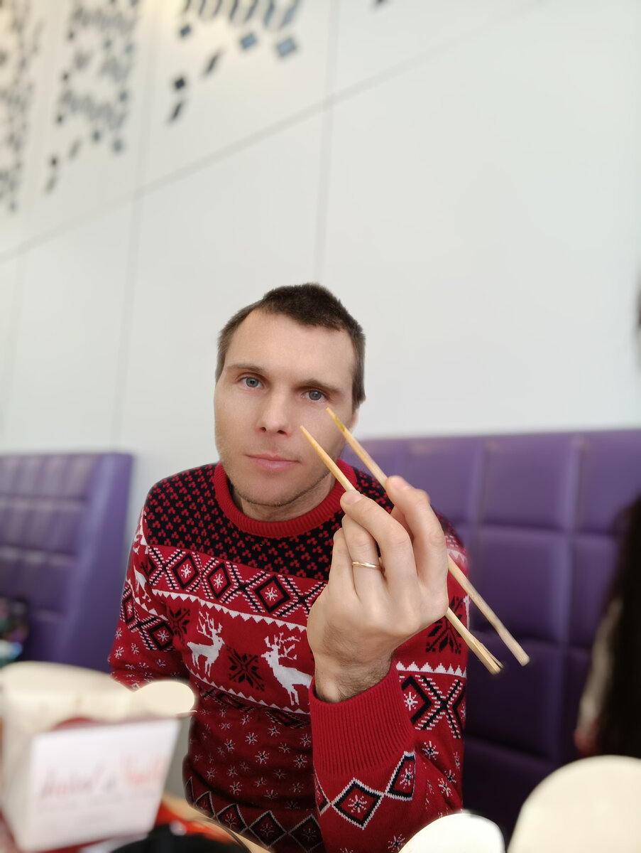 Он ест палочками, я вилкой.