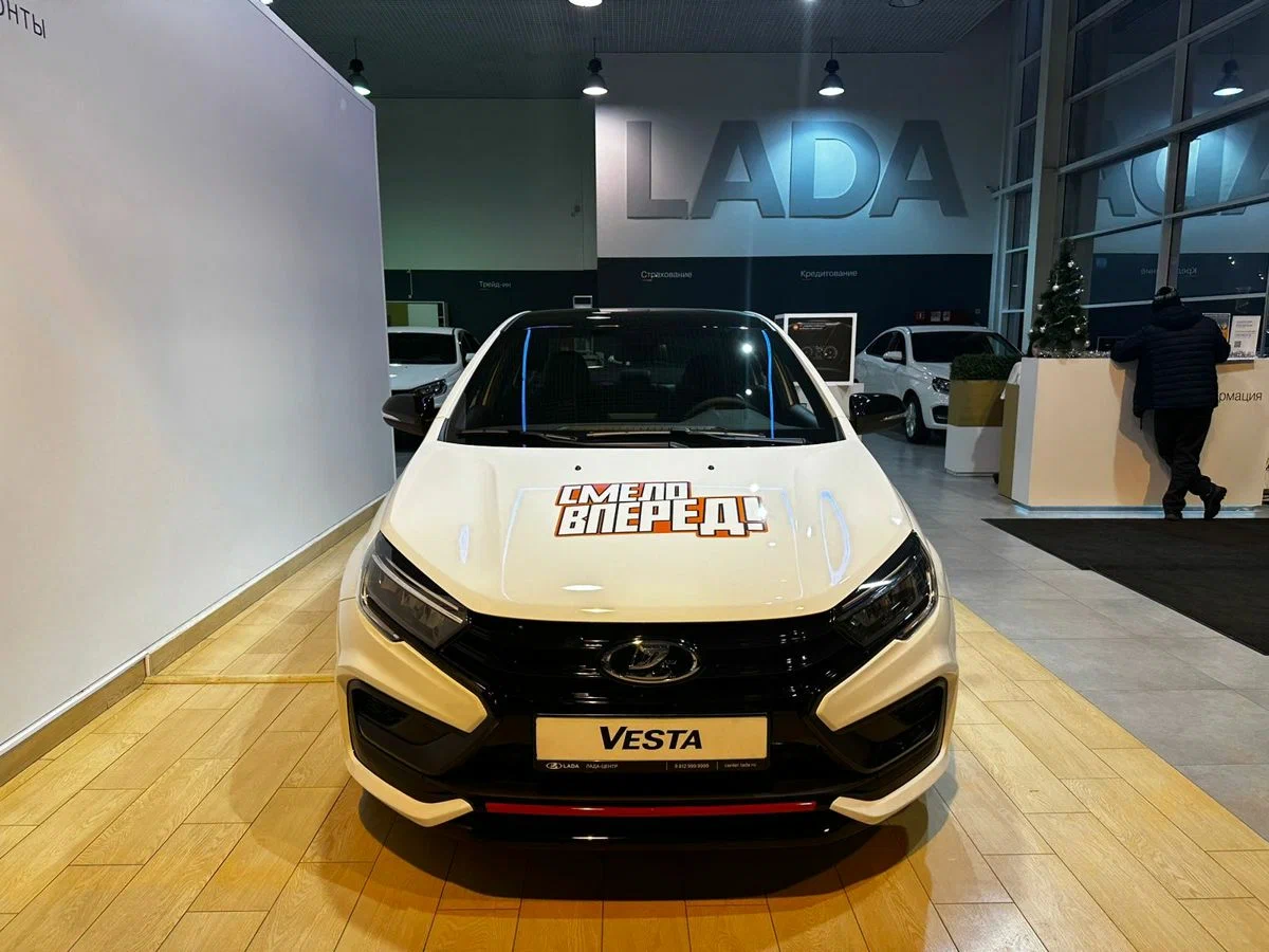 Отличный девиз, уверенных в себе людей! Ни шагу назад! Источник фото - https://auto.ru/cars/new/group/vaz/vesta/23754692/23755119/1121782326-f34a0ad8/
