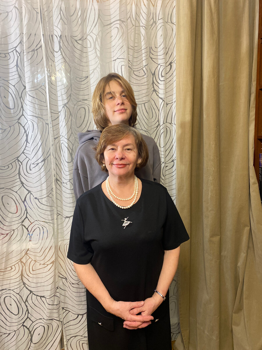 Фото автора. Большой внучок и маленькая бабушка 