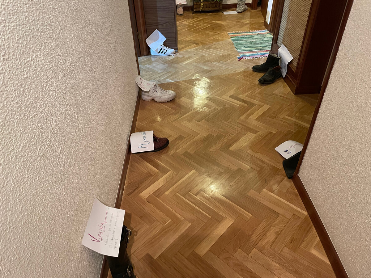 Сначала ботинки скромно лежат в одиночестве 