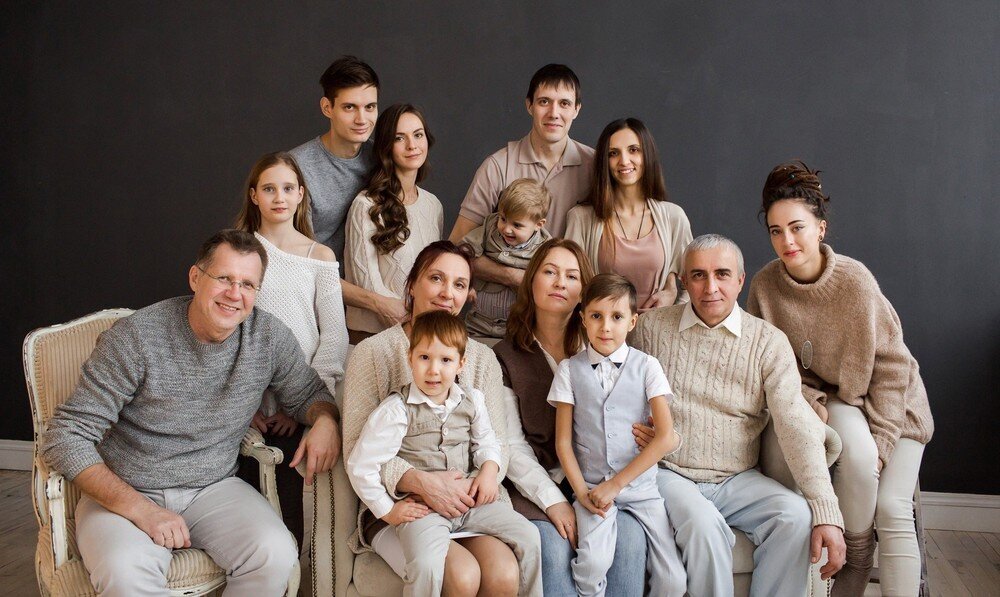 Семья в россии и в мире. Большая семья. Фотосессия большой семьи. Фотосессия большой семьи в студии. Портрет большой семьи.