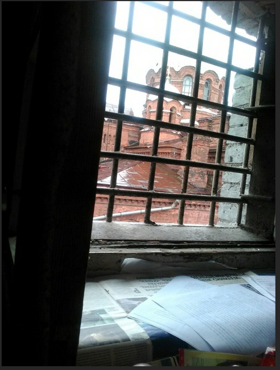 Уникальность этой работы в том, что велась она в тюрьме. В старинных “крестах”, в исторический, для учреждения период, в год, когда эту тюрьму закрыли в 2017 году. Прекрасно подходящее место для творческой генеральной  работы над собой. 