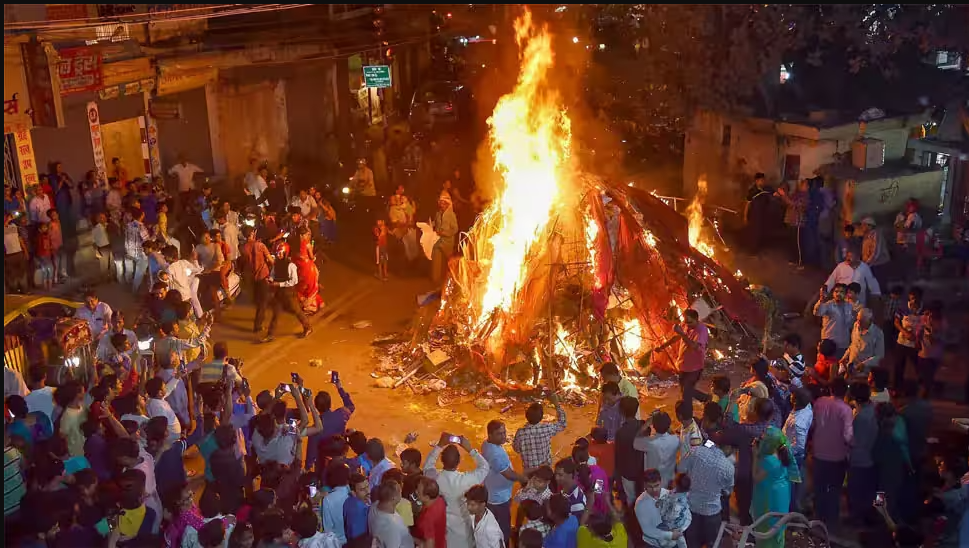 Огромные костер Холика во время празднования Холи. Фото:  Zee News - India.Com