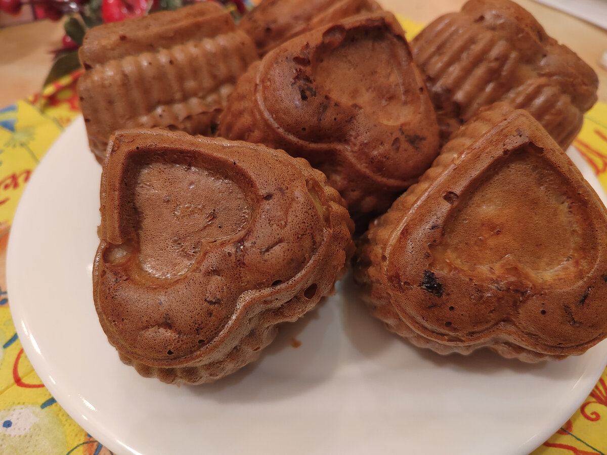 Вкусовые эмоции. Удовольствие от еды. Девушка ест лимон. Немного вкуса. Немного вкуса.