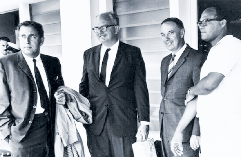 Дж. Булл (слева) в Институте космических исследований. Канада, 1964 г.