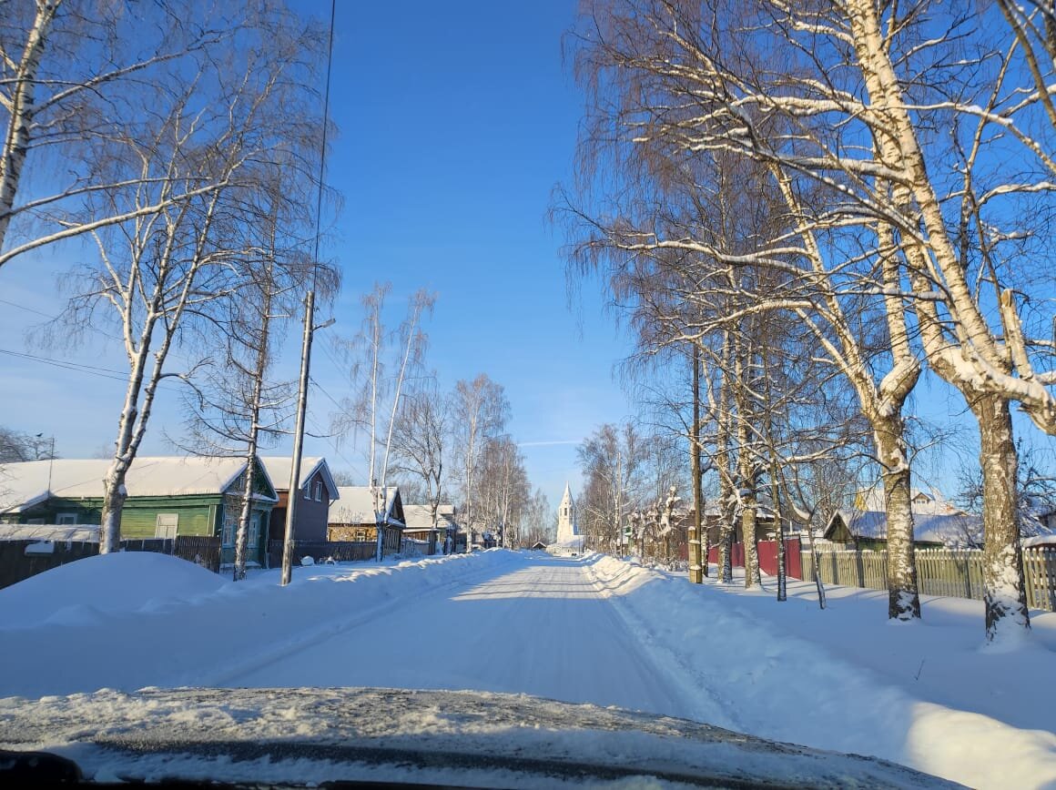 Находится за городом