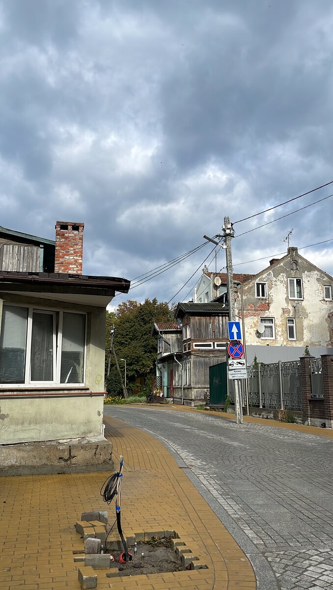 Зеленоградск - это небольшой курортный город на побережье Балтийского моря в Калининградской области России. Город известен своими песчаными пляжами, сосновыми лесами и чистым морским воздухом.