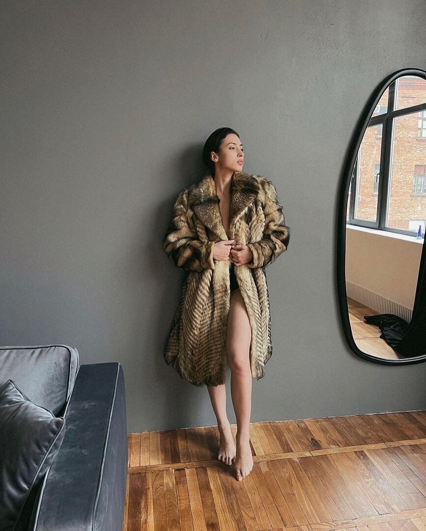 Спортики поймали девушку