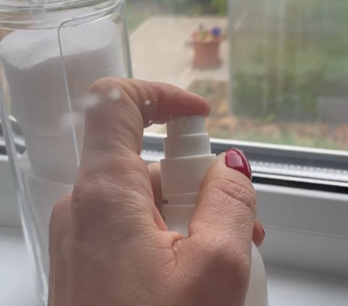 Взбрызгиваю на лицо