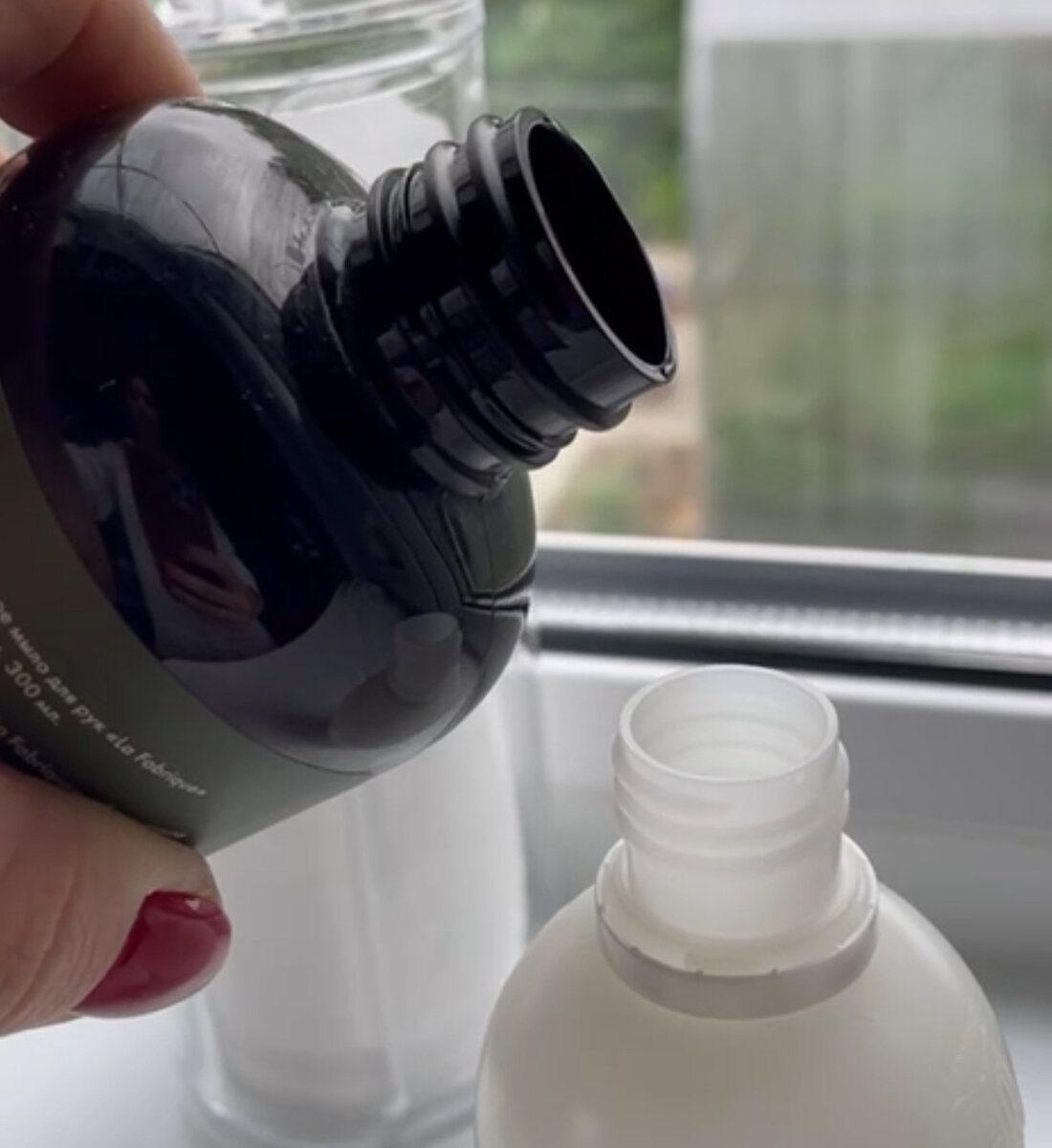 Переливаю тоник в баночку из-под спрея