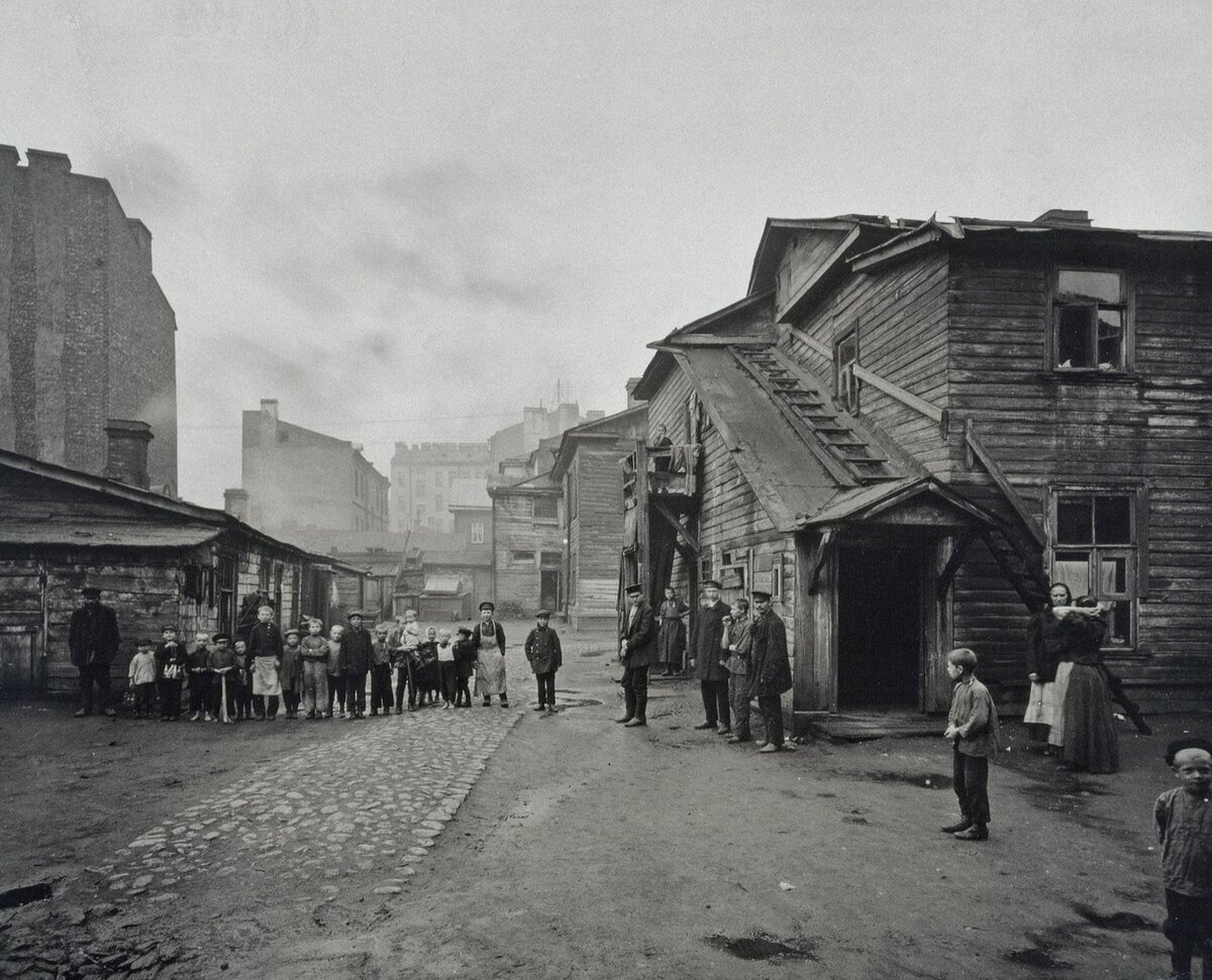 Деревянные бараки на фоне кирпичных доходных домов