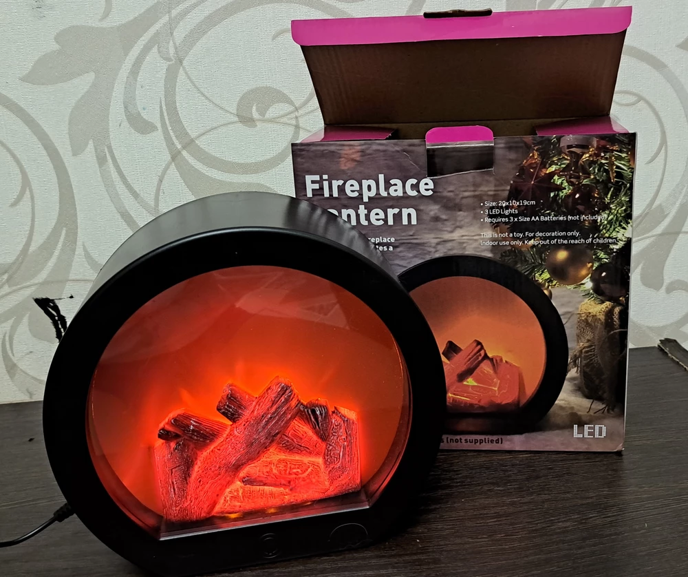 Покупки в интернете. Немного товар. Организатор совместных покупок. Девушка выбирает продукты. Немного товар.