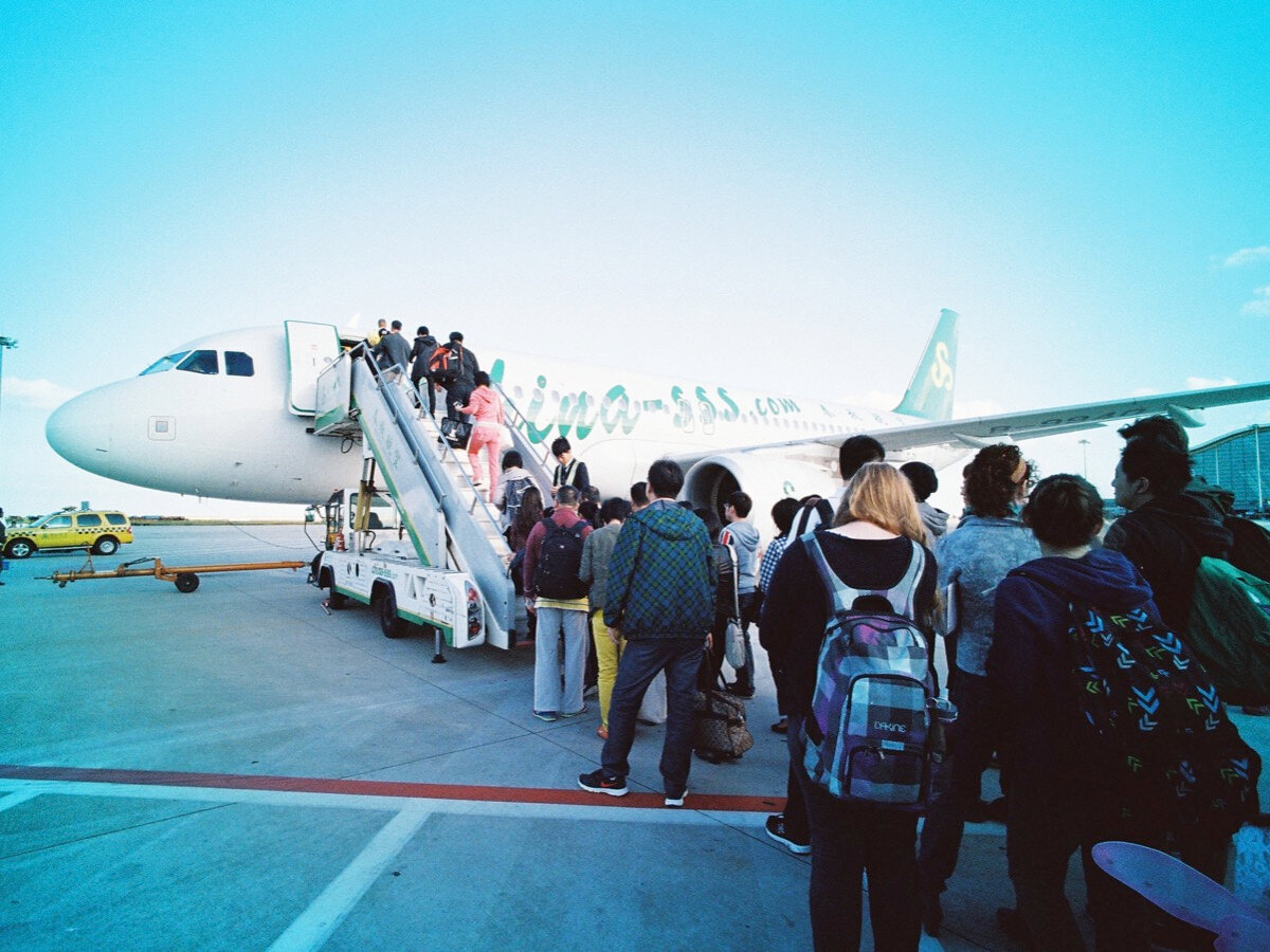 Поездка с пересадками. Люди заходят в самолет. Посадка пассажиров в самолет. Самолет аэропорт люди. Пассажиры садятся в самолет.