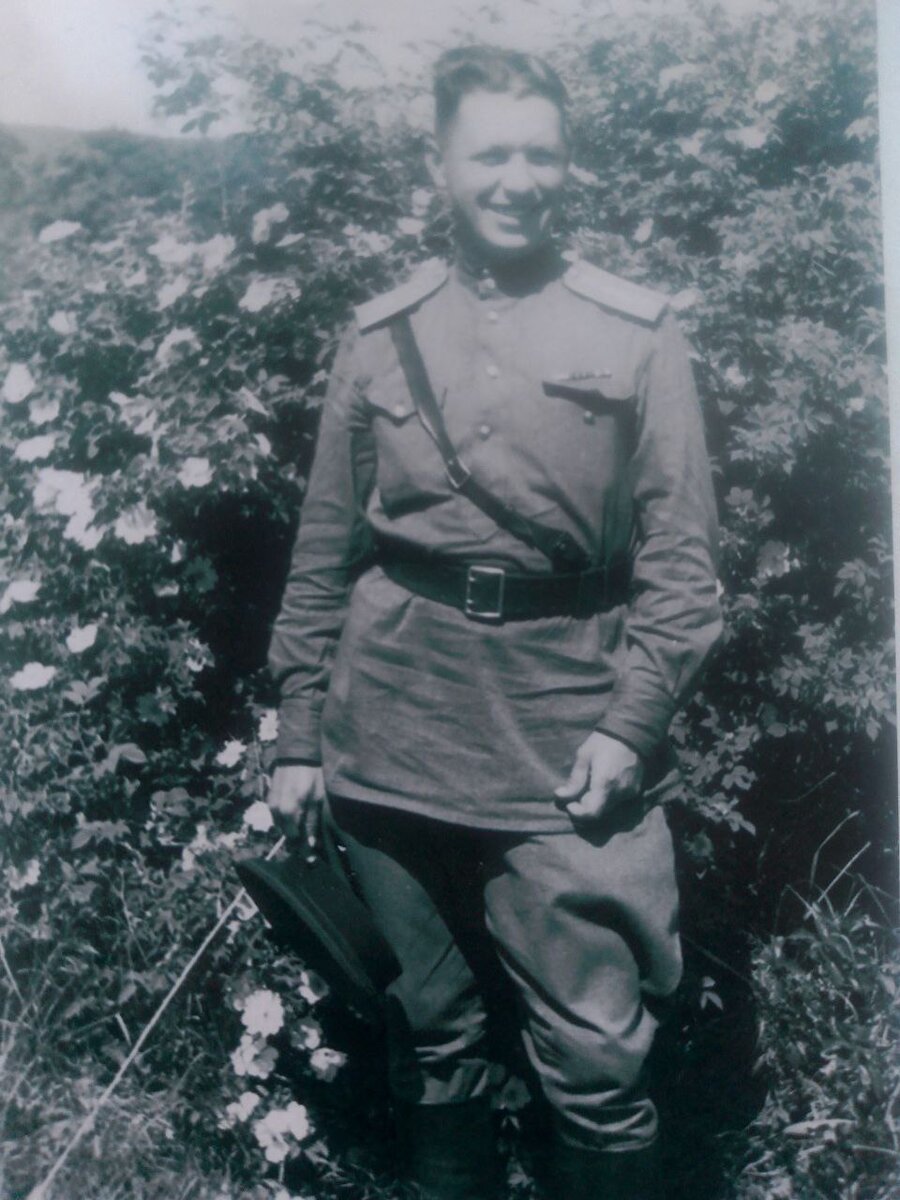На фото мой дедушка Таранушенко Дмитрий Константинович 1944 г. 22 года.