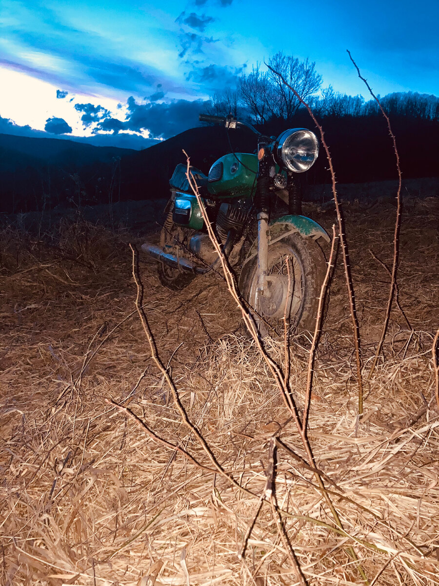 Была у меня мечта - купить мотоцикл. Восход 3м. 
Я нашел относительно нормальный с документами за 9. 500. Примерно года 3-4 назад. 
Категории А не было у меня, но, думаю, восстановлю мотоцикл и как раз к этому времени отучусь на категорию А. 
Но я начал кататься на восходе со своей бандой по горам, полям и лугам на таком состоянии, как его и купил. Естественно, какой человек не любит быстрой езды по горам и месить грязь. И благополучно я падаю на сторону скоростной лапки и у меня пропадают все передачи. 
Притаскивает меня другой восход из лесу в гараж, и я через пару дней разбираю мотор, узнать из за чего нет передач. Разобрал я мотор и увидел, что сломано посадочное место под вал переключения передачи. Я думаю, вот это поворот событий. 
Я начинаю искать хорошие картера, что бы собрать свой мотор. Нашел, купил, но убитыми были коленвал и поршень. тоже надо новое. И когда я все нашел, купил, подумал: Ну все, начало положено. Соберу хороший мотор и займусь рамой и всем остальным.