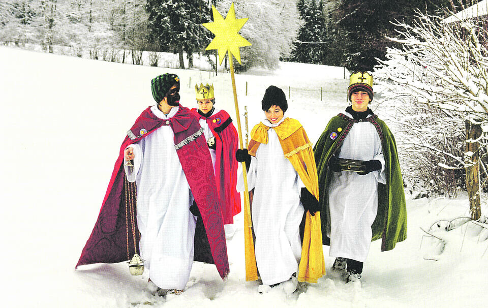 Часто дети приходят в дома австрийцев с колядками. Но под видом трех волхвов могут приходить и взрослые люди. Источник фото: https://www.traunsteiner-tagblatt.de/das-traunsteiner-tagblatt/chiemgau-blaetter/chiemgau-blaetter-2022_ausgabe,-drei-koenige-aus-dem-morgenland-_chid,1085.html
