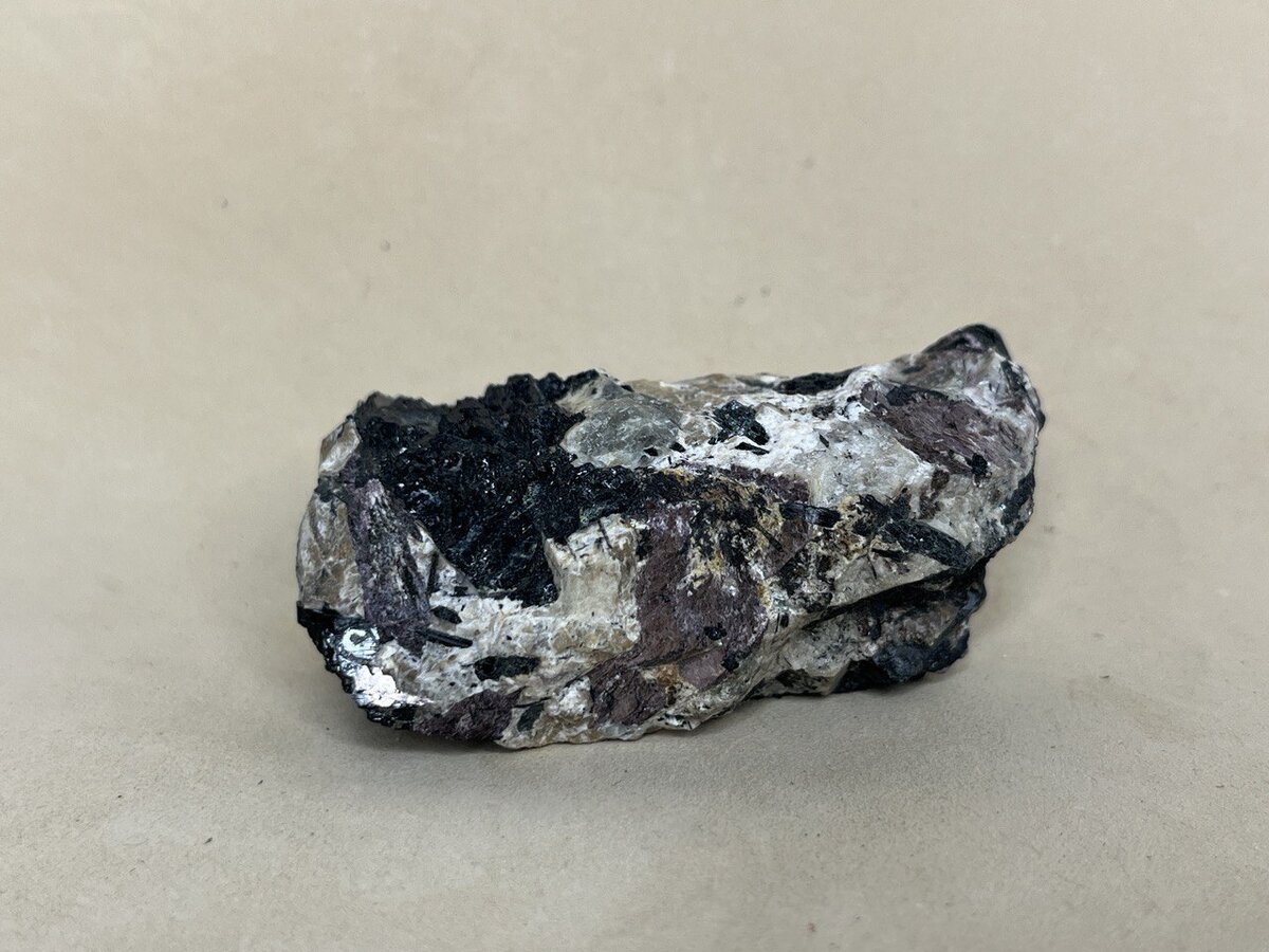 Мурманит, эгирин, гакманит, Ловозёрский щелочной массив, Кольский полуостров. Образец из моей коллекции.