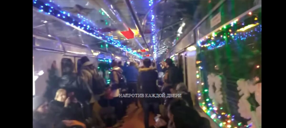 Одной из "фишек" этого поезда был приглушённый свет, создаваемый за счёт так называемого "аварийного" режима освещения вагонов. Фото Новогоднего поезда 2016/2017 года