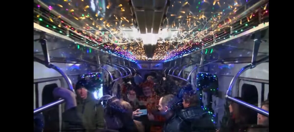 Всего - 4 лампы на вагон, а весь остальной свет - от гирлянд.