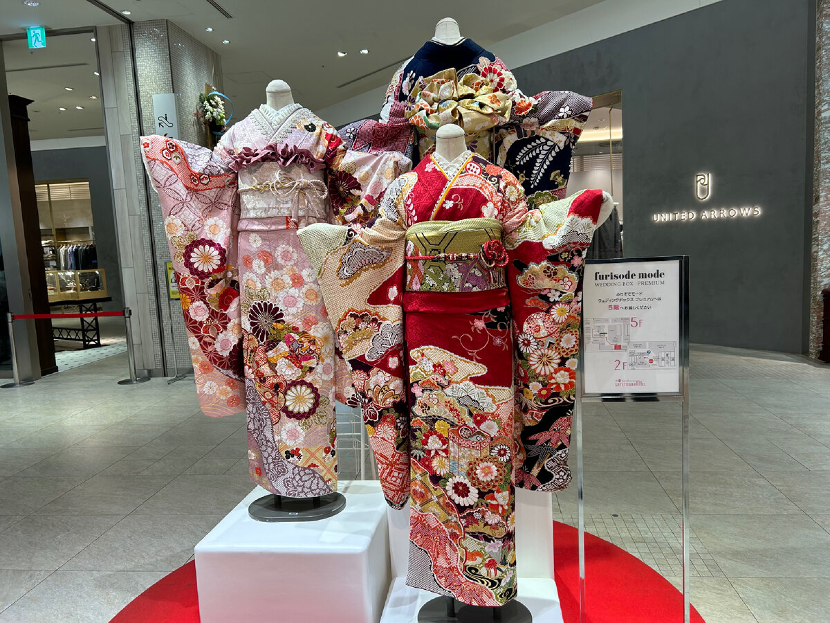 Сфотографировала сегодня в торговом центре. Красиво! Иногда видишь хорошо написанные тексты, но авторской позиции в них нет. Манекен без головы.