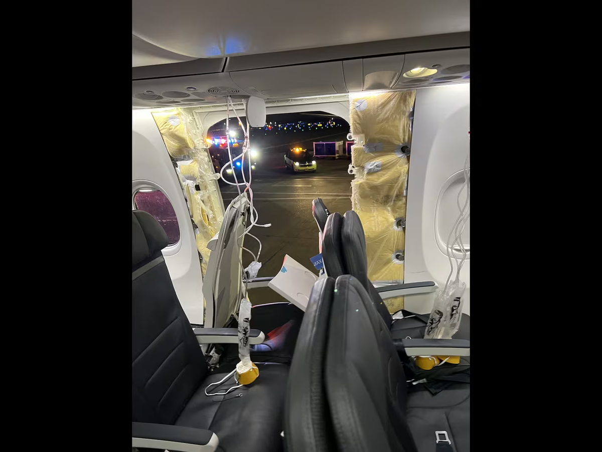 фото скриншот https://www.oregonlive.com/portland/2024/01/scary-incident-forces-alaska-airlines-flight-back-to-pdx.html