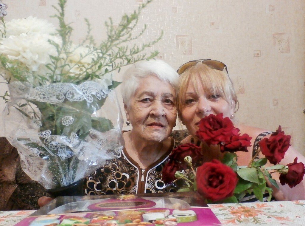 В предпоследний мой приезд к мамочке,ей далеко за 80 и мы счастливы, и пусть ненадолго даже.яРозв в мамин День рождения