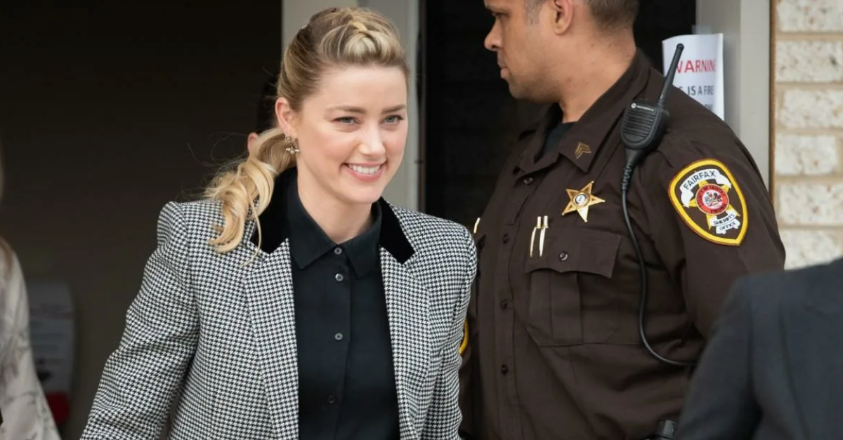 Эмбер Хёрд.  Источник: https://mavink.com/explore/Amber-Heard-Depp-Finger